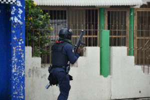Militares y policías con armas largas est[an diseminados en SFM