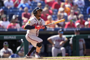 Ozzie Albies de los Bravos de Atlanta observa al conectar un doble ante los Filis en Filadelfia.AP