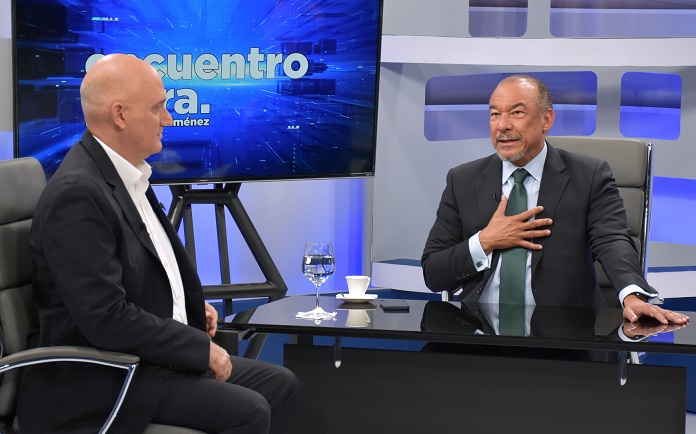 Pavel Isa, izquierda, entrevistado por Cristhian Jiménez
