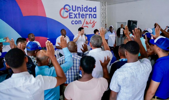 Roberto Ángel  juramenta 50 presidentes de comité de base del PLD en La Caleta