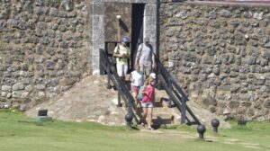 Turistas recorren la fortaleza San Felipe y sus inmediaciones durante una visita a Puerto Plata. (DIARIO LIBRE/ANEUDY TAVÁREZ)
