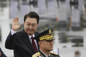 El presidente surcoreano, Yoon Suk Yeol, saluda a la multitud durante una celebración para conmemorar el 75.º aniversario del Día de las Fuerzas Armadas, en Seongnam, Corea del Sur, el martes 26 de septiembre de 2023.KIM HONG-JI / AP