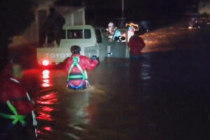 Según se informa, una captura de un vídeo publicado por la Media Luna Roja Libia el 11 de septiembre de 2023 muestra a miembros de su equipo rescatando a personas de las inundaciones en un lugar indefinido en el este de Libia.AFP