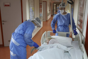 Personal médico atiende a un paciente en la sección de COVID-19 del hospital del Centro Clínico Universitario en Banja Luka, Bosnia, el 4 de noviembre de 2021. La Organización Mundial de la Salud dijo el viernes 5 de mayo de 2023 que el COVID-19 ya no califica como una emergencia global, marcando un fin simbólico a la devastadora pandemia de coronavirus que desencadenó bloqueos que alguna vez fueron impensables, trastornó economías y mató a millones de personas en todo el mundo. ArchivoAP