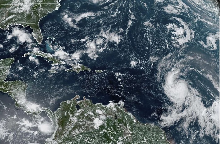 El huracán Lee avanza a través de aguas abiertas del Atlántico se acerca al noreste del Caribe