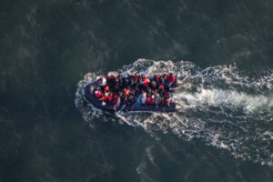 Esta fotografía perteneciente a la Policía Francesa Aux Frontieres (PAF) muestra inmigrantes a bordo de un bote mientras intentan cruzar el Canal de la Mancha al norte de Francia.AFP/SAMEER AL
