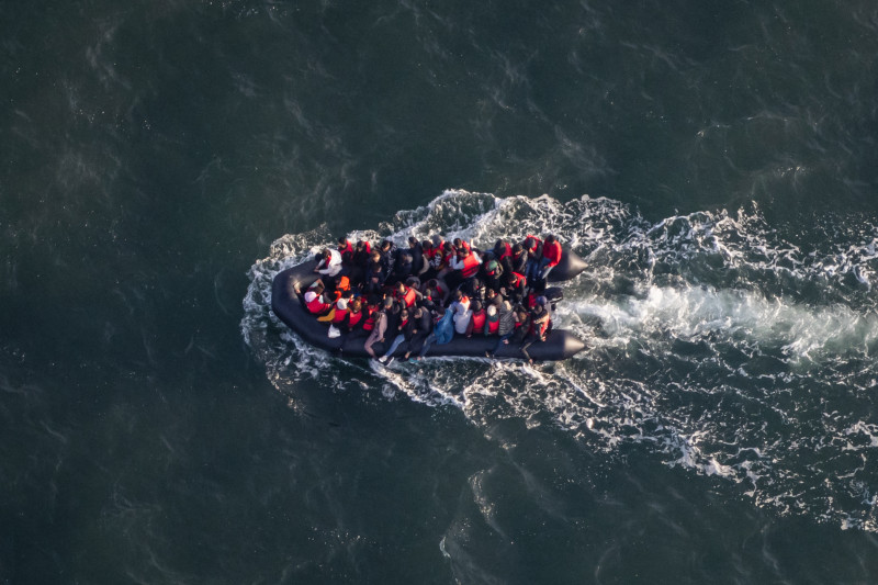 Esta fotografía perteneciente a la Policía Francesa Aux Frontieres (PAF) muestra inmigrantes a bordo de un bote mientras intentan cruzar el Canal de la Mancha al norte de Francia.AFP/SAMEER AL