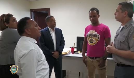 Se entrega hombre buscado por muerte de vigilantes en supermercado de Villa Mella