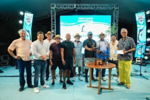 El campeón Cristian Mota junto a los demás integrantes de la lancha Euphoria, al momento de recibir la Copa Rotativa. Hizo entrega el past-comodoro Héctor Duval, junto al director y miembros del comité de pesca.