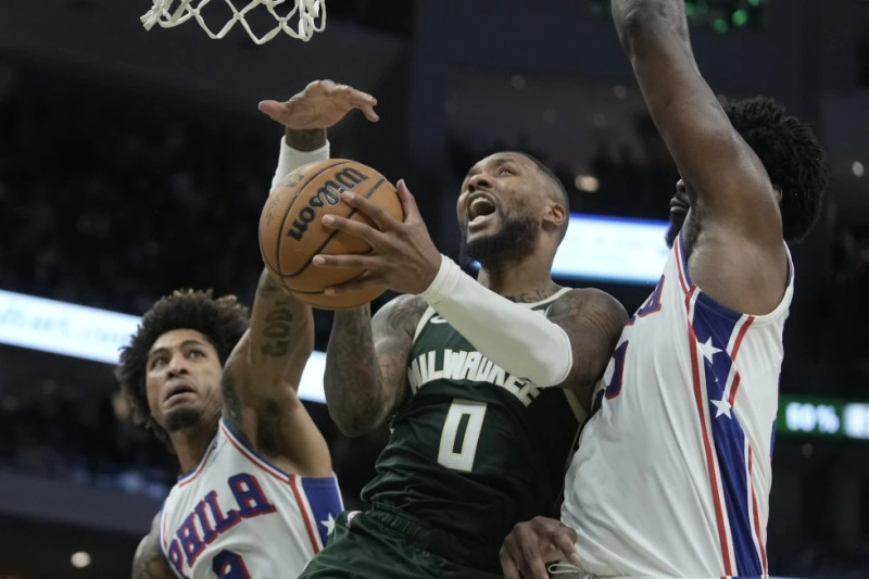 Damian Lillard anota 39 en su debut con los Bucks, que vencen 118-117 a los Sixers