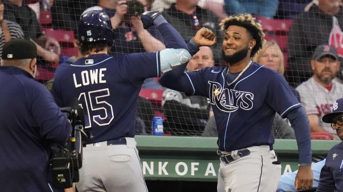 Josh Lowe (15), de los Tampa Bay Rays, es felicitado por Junior Caminero, a la derecha, después de su jonrón solitario durante la segunda entrada contra los Medias Rojas de Boston en Fenway Park, el miércoles 27 de septiembre de 2023, en Boston. (AP)