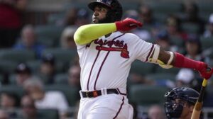 Marcell Ozuna termina el swing con el que disparó su cuadrangular 40 de la campaña. (AP)