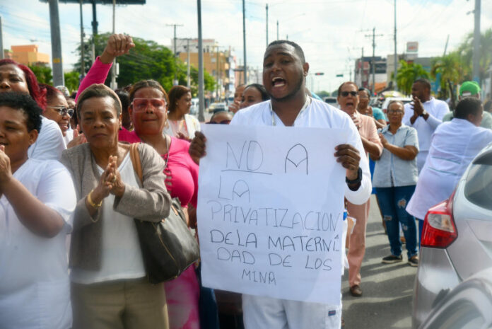 Médicos dicen SNS debió avisar a personal de Maternidad de Los Mina sobre presunta privatización