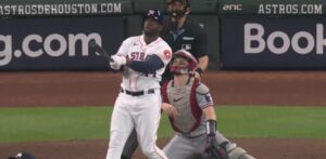 Yordan Alvarez extiende los brazos al conectar el segundo de sus dos vuelacercas este sbado qure condujo la victoria de los Astros.FUENTE EXTERNA