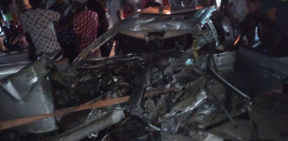 Dos jóvenes muertos y un herido al estrellarse el vehículo contra una pared en Dajabón