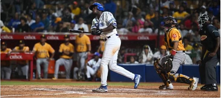 Aristides Aquino pasa a Jorge Bell con jonrón de 384 pies