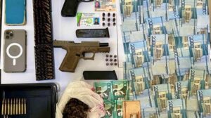 Armas y dinero ocupado por la Policía Nacional al hombre que falleció en San Cristóbal