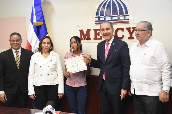 MESCYT entrega certificados a 70 estudiantes emprendedores