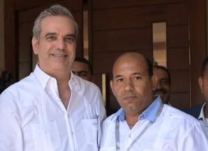 El presidente Luis Abinader junto al Docente de Ajedrez Braulio Ramírez.