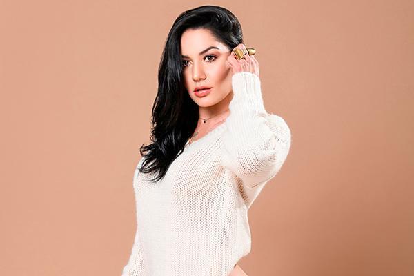 Tueska armoniza con su voz la noche de “Mixología y Mujer”