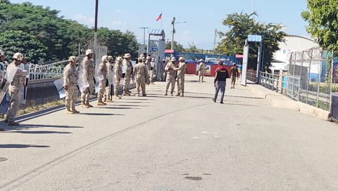 Haitianos rompen candados de puerta fronteriza en Dajabón para cruzar a comercializar
