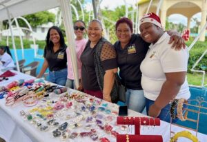 Anyarilos Minjeris, Adalia Hernández, Alicia Novien y expositoras de la feria.