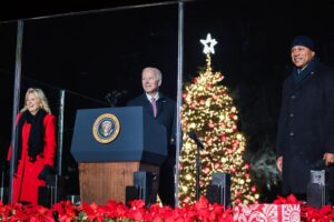 Biden enciende el Árbol Nacional de Navidad