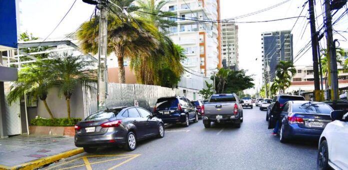Conductores se burlan de ‘Parquéate bien’