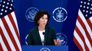 La secretaria de Comercio de EE.UU., Gina Raimondo, durante una conferencia de prensa en la ciudad de Shanghai, China, el 30 de agosto de 2023.