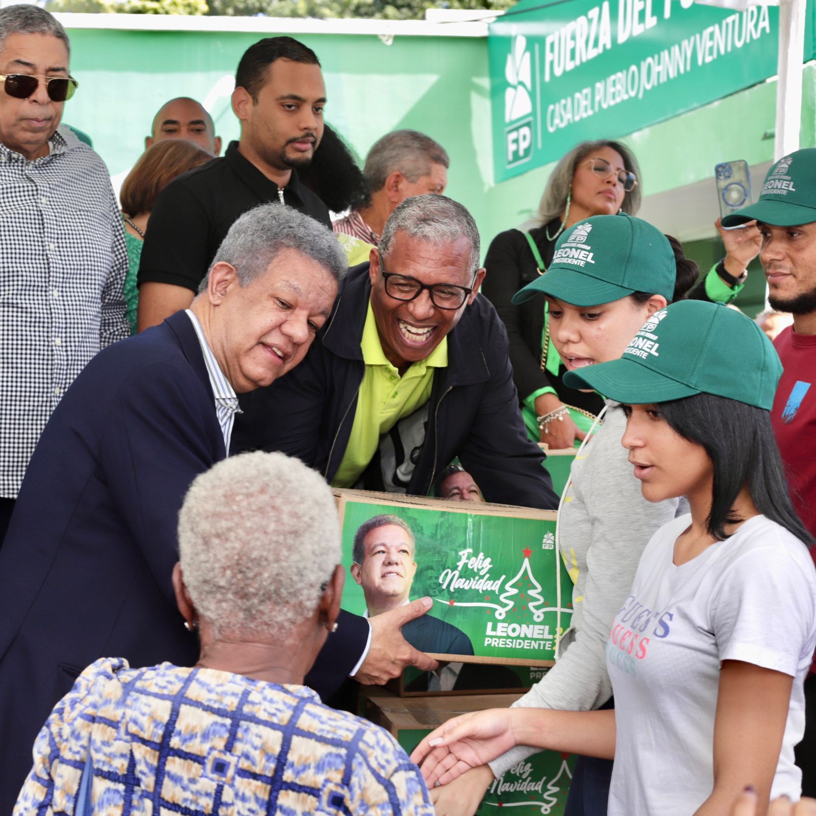 Leonel reparte miles de cajas navideñas con motivo de Noche Buena