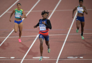 Marileidy Paulino cruza la meta final para ganar el oro en los 200 metros de los Juegos Panamericanos.AFP