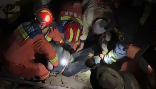 CHINA: Al menos 86 muertos y 100 heridos por un sismo