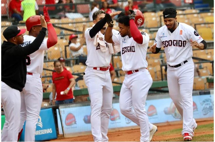 Leones ganan tercero seguido y empatan con Estrellas en segundo lugar