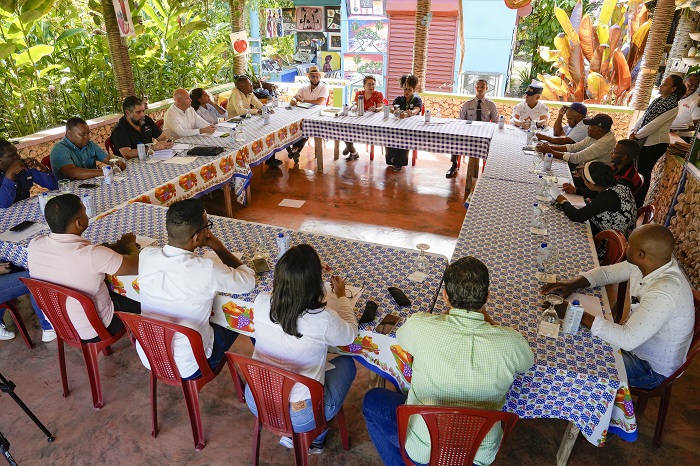 Medio Ambiente reúne a comunitarios integrados del Salto del Limón