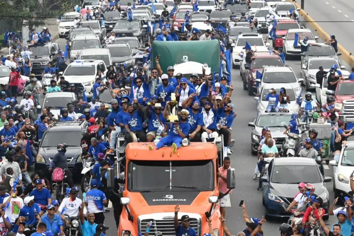 Tigres del Licey realizan caravana por victoria número 24