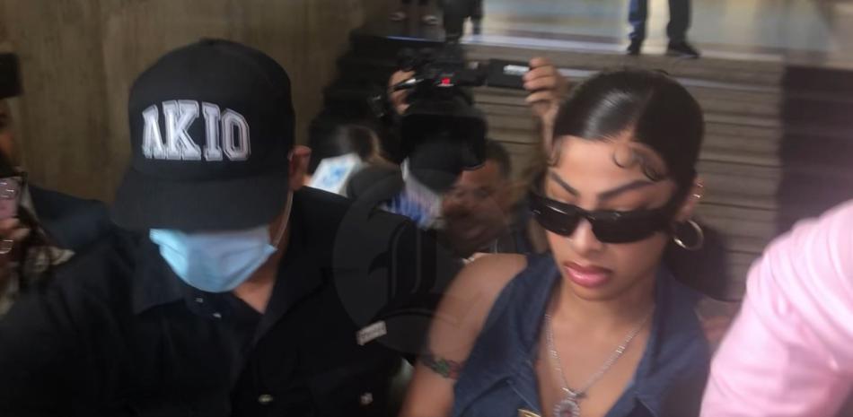 Yailin y su madre se presentan en audiencia donde conocen medida de coerción contra Tekashi