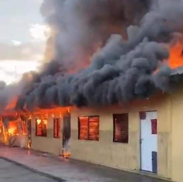 Fuego destruye cinco aulas en la Escuela Concepción Bona en La Romana