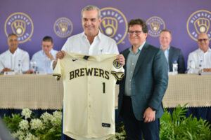 El presidente de la República, Luis Abinader, junto al propietario de los Cerveceros, Mark Attanasio.FUENTE EXTERNA