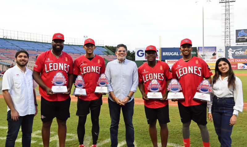 Peloteros reciben trofeos de los premios “Los Dominicanos Primero Cuqui Córdova”