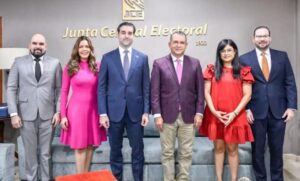 Presidente Abinader entrega 3100 títulos de propiedad a residentes del Tamarindo primero