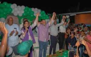 Presidente Abinader entrega 3100 títulos de propiedad a residentes del Tamarindo primero