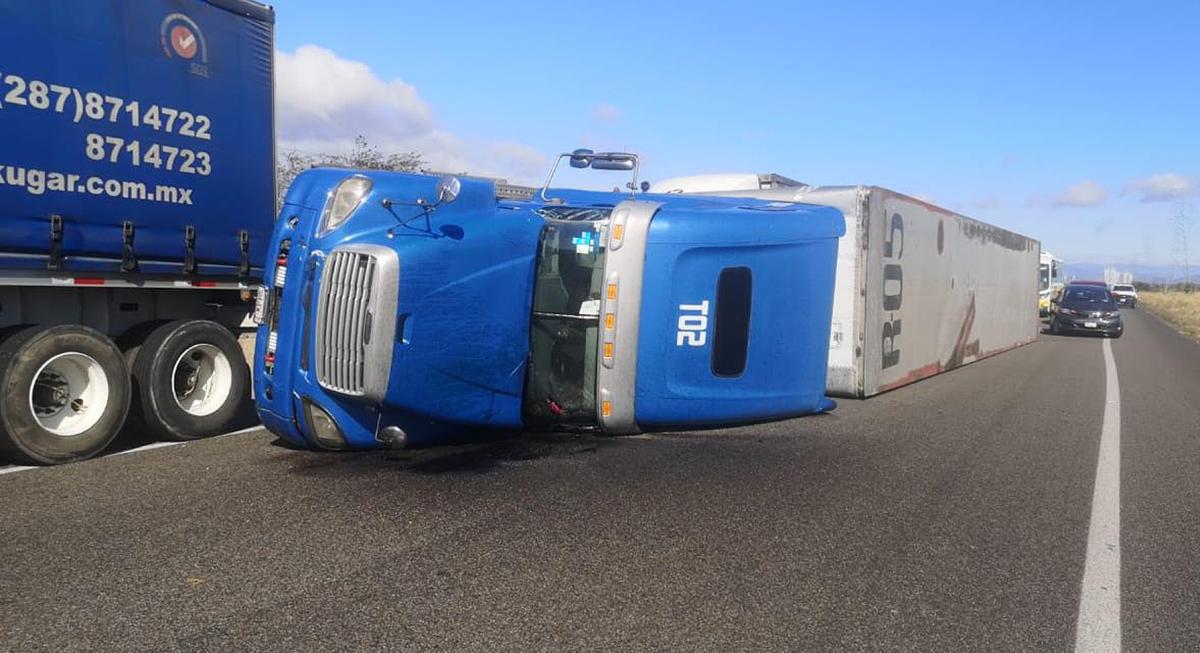 Accidente deja heridos 23 migrantes hacinados camión en México