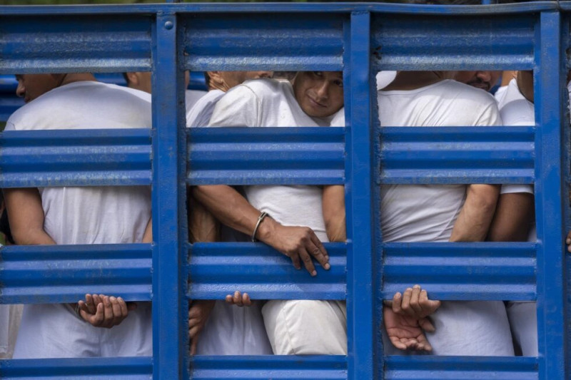 Hombres que fueron detenidos durante el estado de excepción son transportados en un camión de mercancías, en Soyapango, El Salvador, el 7 de octubre de 2022MOISÉS CASTILLO / AP