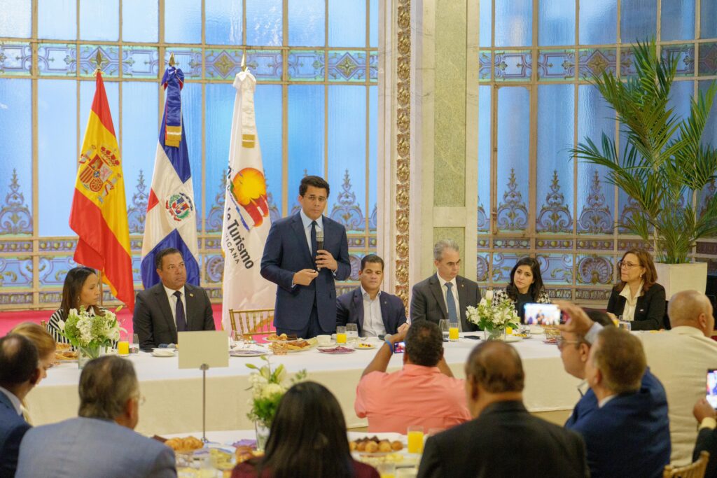 RD cierra inversiones por más de US$3,500 MM y 9,000 habitaciones en Fitur