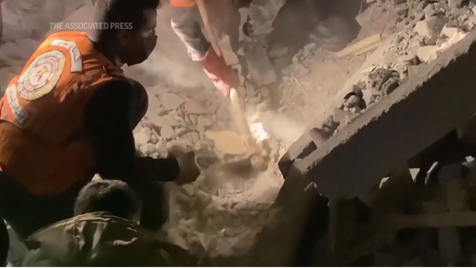 Ataques israelíes matan a 13 personas en una ciudad del sur de Gaza