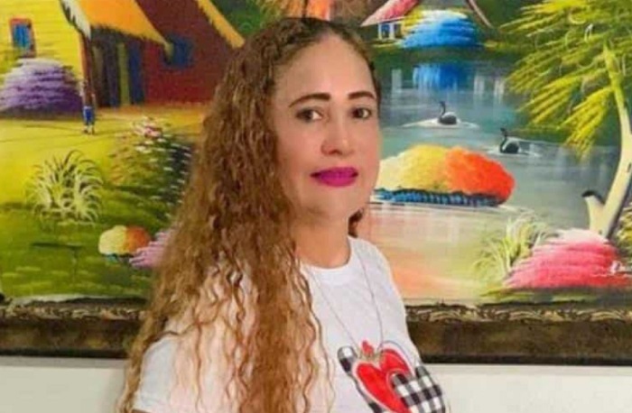 Hombre le prende fuego a una mujer en Salcedo