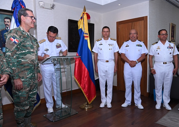 Ministro de Defensa recibe visita del comandante de la Armada de Colombia