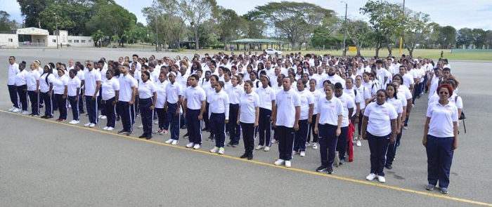 DIGEV entrega poloche a estudiantes del programa Dominicana Digna