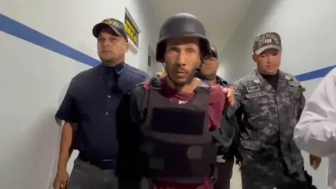 HOMBRE-ROCIÓ-DE-GASOLINA