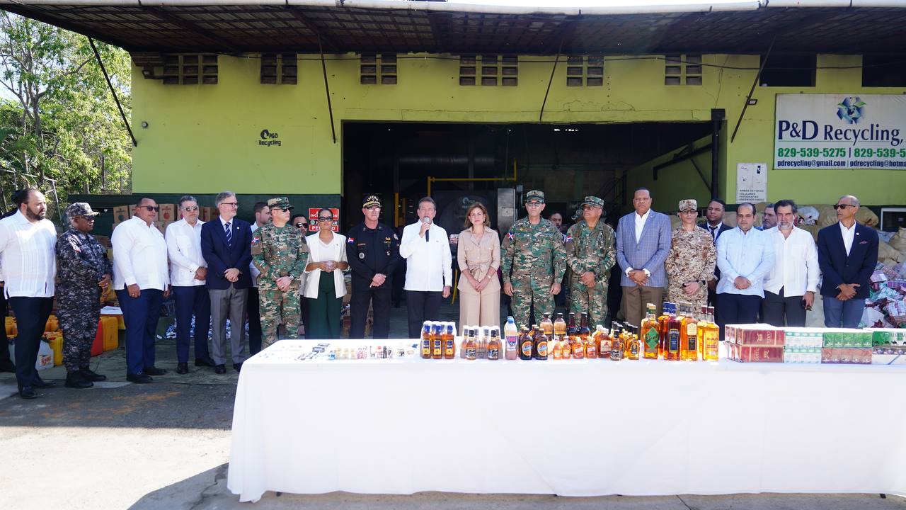 Incineran más de 11 millones de cigarrillos y 13 mil botellas de alcohol falsificado